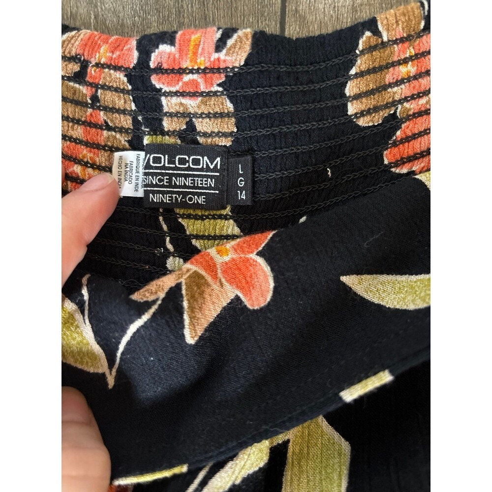 NWT Women's Size Large Volcom Floral Shorts - Picture 3 of 4